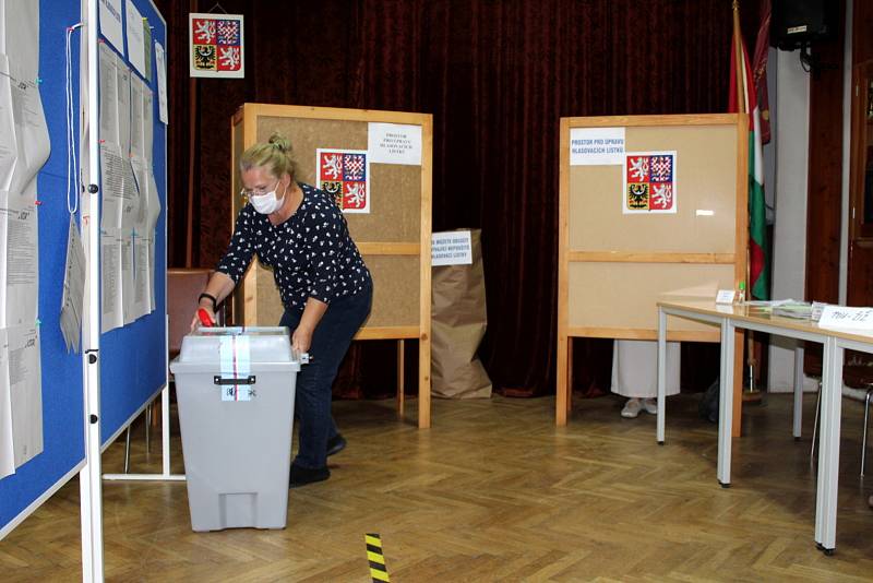 Z krajských voleb a místního referenda v Lysé nad Labem.