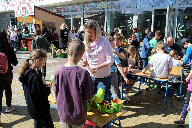 Tradiční Velikonoční jarmark před Základní školou Letců R.A.F. na nymburském sídlišti.