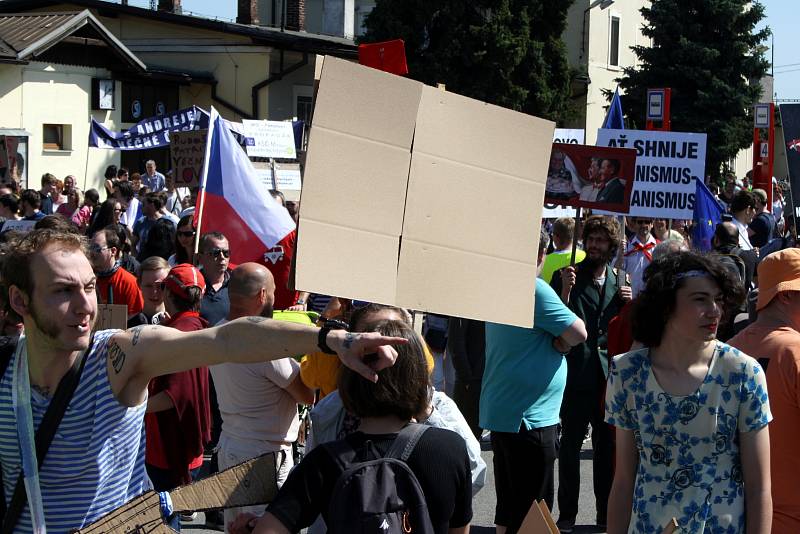 Protesty v Nymburce při jednání sjezdu komunistů a maškarní průvod.