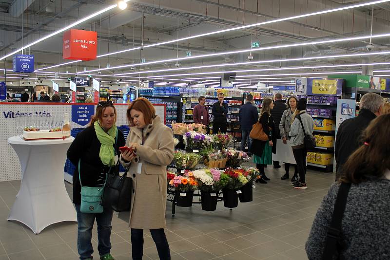 Otevření hypermarketu Tesco v Obchodní ulici v Lysé nad Labem, které se odehrálo ve čtvrtek v osm hodin ráno.