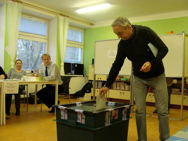 Průběh voleb byl na několika místech zkontrolovat i starosta Ladislav Langr, který kandidoval za sociální demokracii, ale do parlamentu se nedostal. Zajímavé je, že v Poděbradech zůstali komunisté pod hranicí volitelnosti, tedy pod pěti procenty.