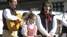 Nymburský deník pozval do Lysé nad Labem folklorní soubor Šáteček ze Semic.