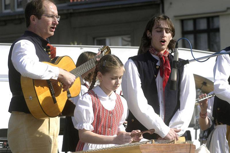 Nymburský deník pozval do Lysé nad Labem folklorní soubor Šáteček ze Semic.