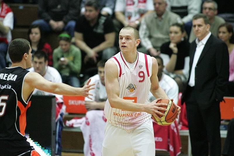 Z basketbalového utkání Nymburk - Nový Jičín 74:67.