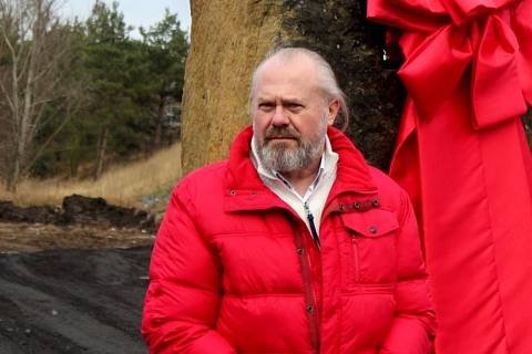 Podnikatel Pavel Louda (v červené bundě) míří do poděbradského zastupitelstva. Na snímcích při poklepání základního kamene centra ojetých aut ve Vrbové Lhotě loni v lednu.