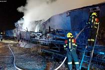 Požár pěti historických vagónů v Železničním muzeu Výtopna v Jaroměři pomáhali likvidovat i nymburští drážní hasiči.