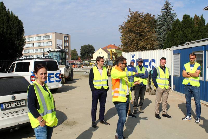 Na kruhovém objezdu v současné době probíhá především dláždění. A to jak jeho vnitřní části, tak přilehlých chodníků.