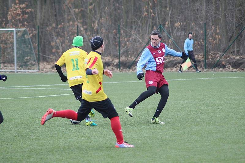 Fotbalisté Bohemie Poděbrady (v rudomodrém) Poděbrad vyhráli v dalším přípravném utkání nad Rejšicemi 1:0.