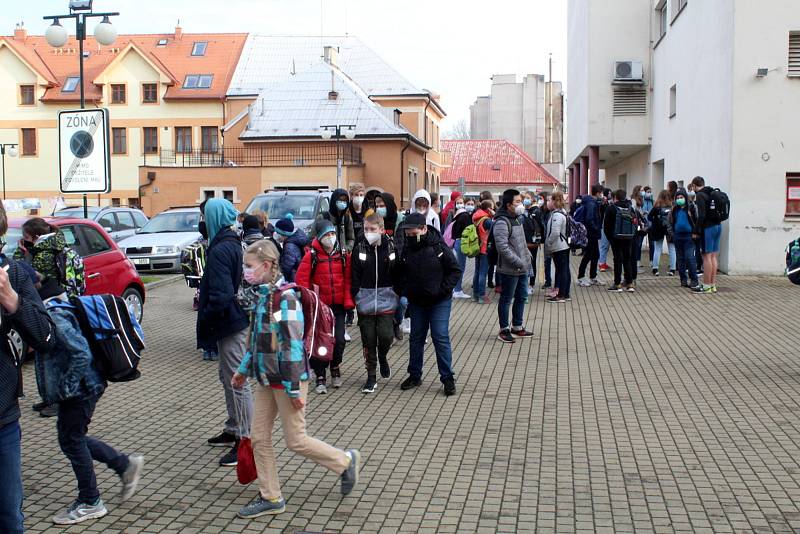 Návrat žáků druhého stupně do školy. Někteří školáci ze ZŠ Tyršova v Nymburce z toho příliš nadšení nebyli.