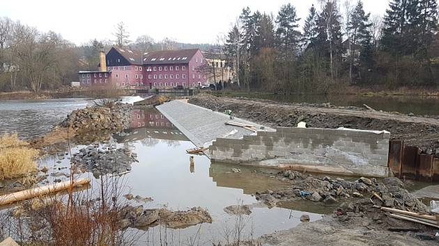Na jezu Městečko (říční kilometr 29,2 u Nespek na Benešovsku) budou stavební práce pokračovat až do konce roku.