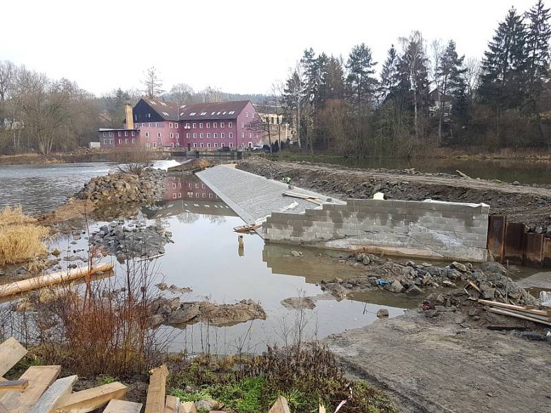 Na jezu Městečko (říční kilometr 29,2 u Nespek na Benešovsku) budou stavební práce pokračovat až do konce roku.