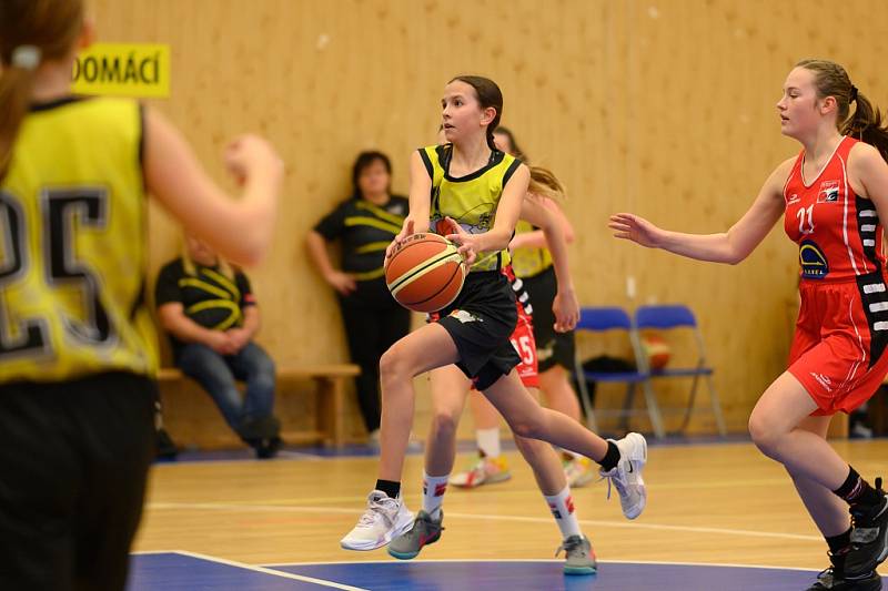 Z basketbalového utkání Středočeského přeboru starších minižákyň U13 Sadská - Mladá Boleslav (119:12)