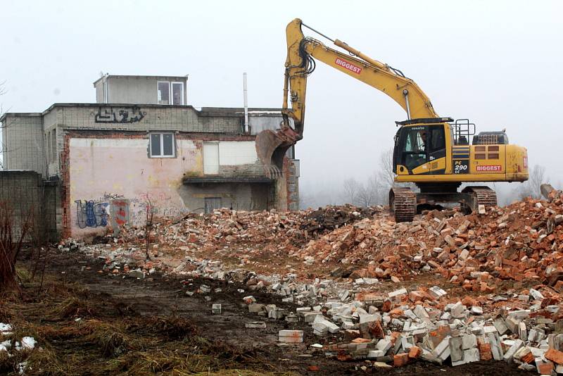 Demolice poslední ruiny armádního objektu v sousedství nejstarší části rezervace divokých koní v Milovicích.