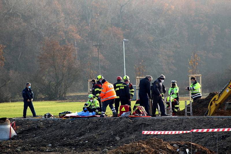 Záchrana zavaleného dělníka z výkopu v ulici K Lávce v Nymburce.