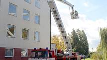 Nymburští hasiči museli vyjet také ke Sportcentru, kde se na střeše uvolnilo několik krajních plechů u budov hned vedle hlavního vchodu do Sportovního centra.