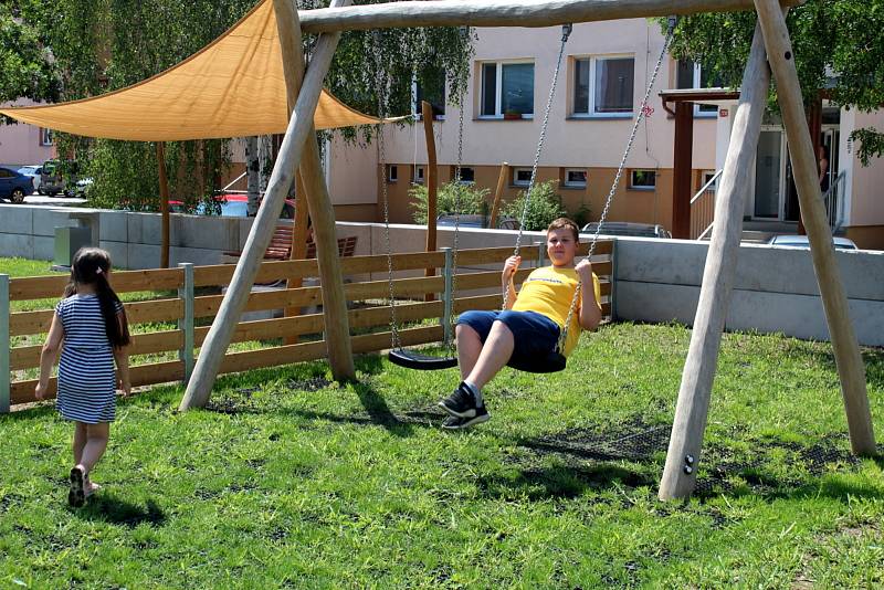 Nový komplex obsahuje tři dětská hřiště pro menší i větší děti, parkurové, workoutové a multifunkční hřiště, relaxační a piknikovou zónu s grilem a dvě pítka.