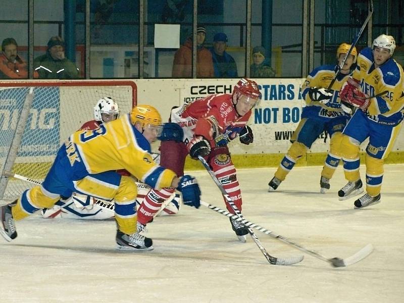 Nymburk (ve žlutém) doma nestačil na Pelhřimov a prohrál 2:5.