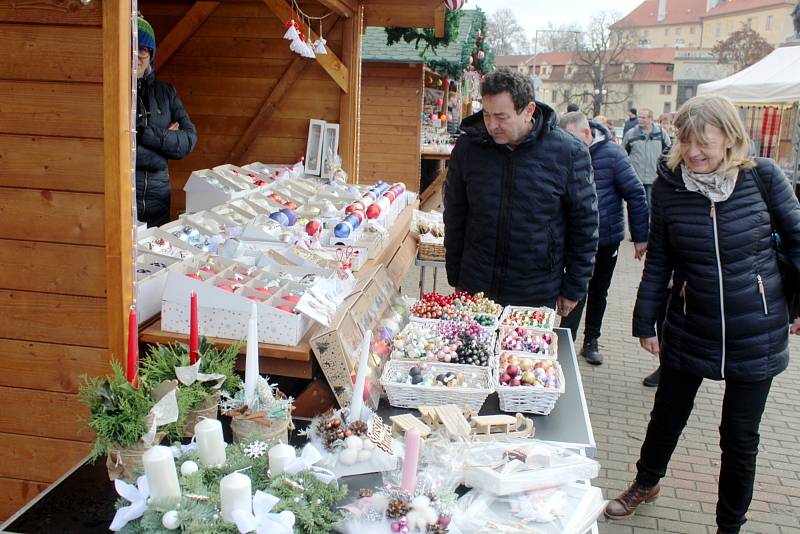 První adventní trhy v našem regionu začaly v sobotu dopoledne na Jiřího náměstí v Poděbradech.