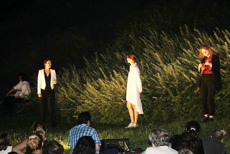 Večerní představení pod širým nebem se konalo ve středu v parku pod nymburskými hradbami. Studentský divadelní spolek OLDstars přivezl vlastní verzi Shakespearovy hry Romeo a Julie.