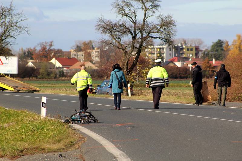 Situace na místě po tragické nehodě u Nymburka, při níž zemřela dvaašedesátiletá cyklistka.