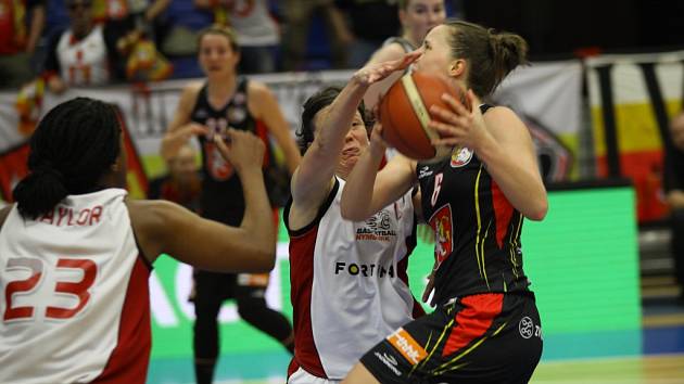 Z basketbalového utkání play off ŽBL Nymburk - Hradec Králové (66:63)