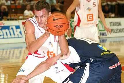 Basketbalisté Nymburka (v bílém) utrpěli první porážku v sezoně