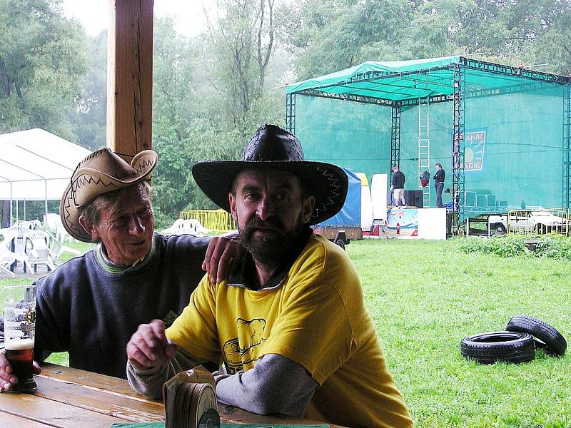 Country a folk festival podruhé na Jezeře byl druhý den odpískán kvůli mokru.