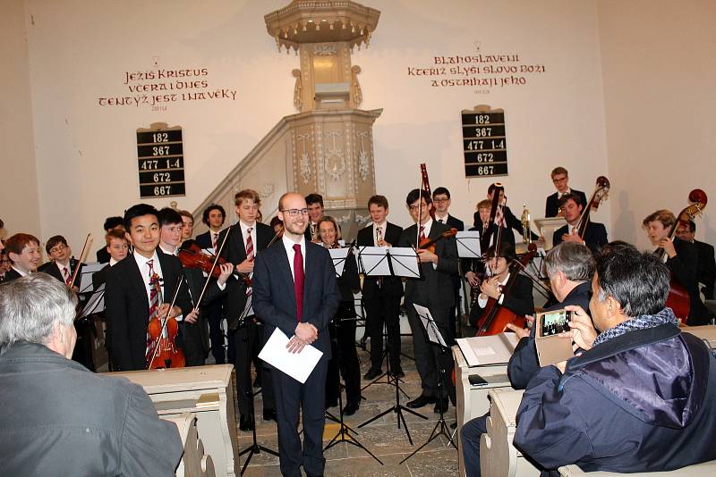 Koncert anglických hudebníků ledoval zaplněný evangelický kostel.