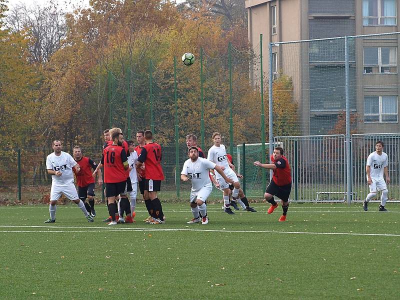 Fotbalisté rezervy poděbradské Bohemie (v bílém) hráli na svém hřišti nerozhodně 2:2 s týmem Kostomlat.