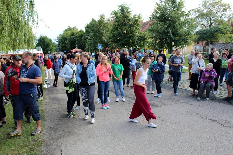 Entente Florale Europe 2017. To je název soutěže, které se aktuálně účastní Kostelní Lhota. O cenu pro Kvetoucí sídlo Evropy, jak se dá název přeložit, se uchází společně s dalšími městy a obcemi z 9 zemí Evropy. 