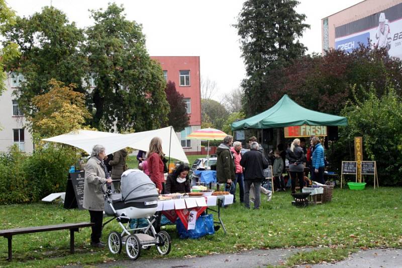 Na podzimní Restaurant Day přišly k zimnímu stadionu stovky lidí.