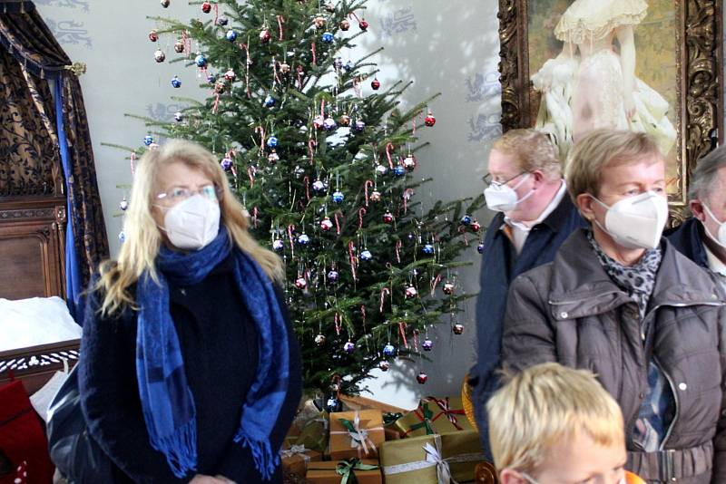 Zahájení expozice s názvem Příběh vánočního stromečku na loučeňském zámku.