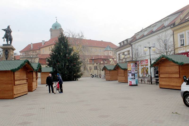 Výzdoba na Jiřího náměstí včetně nových stánků. Ty by měly začít nabízet zboží příští víkend.