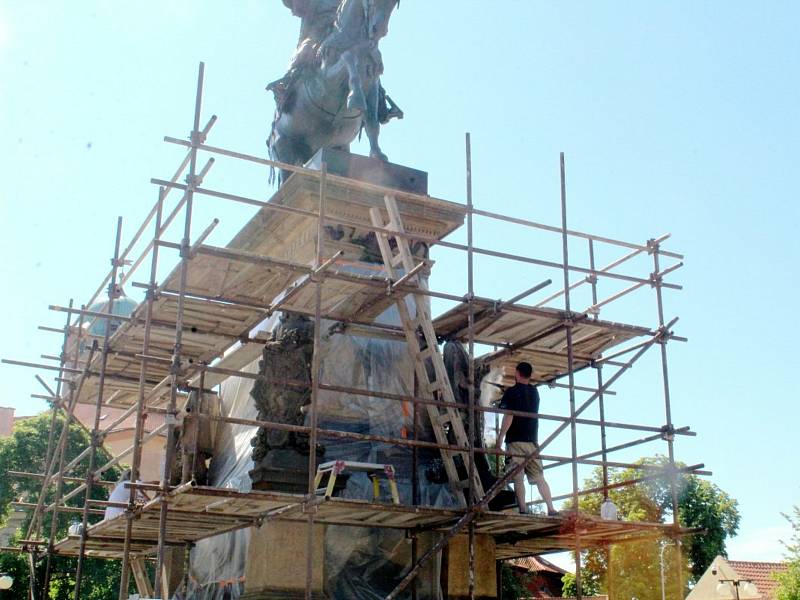 Restaurování podstavce jezdecké sochy na Jiřího náměstí v Poděbradech.