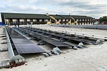 Solární panely na sportovní hale v Poděbradech.