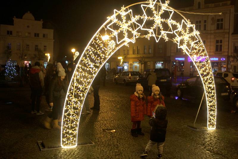 Z rozsvícení vánočního stromu nymburském náměstí v neděli 28. listopadu 2021.