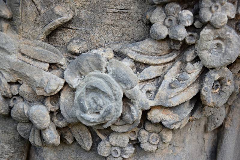 Sochař a restaurátor Jan Vích opravuje sochy ze hřbitova u kostela sv. Jiří.