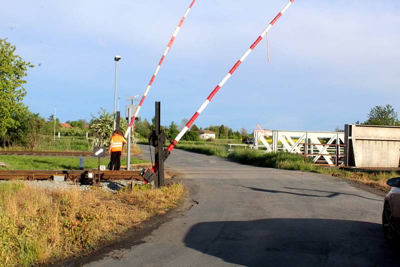 Jeden z posledních přejezdů u Křince, kde se ručně zvedají závory.