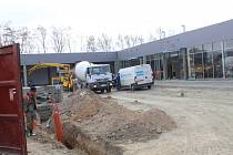 Nové obchodní centrum s názvem Nákupní park Milovice roste u obchodního domu Tesco na kraji části Mladá.