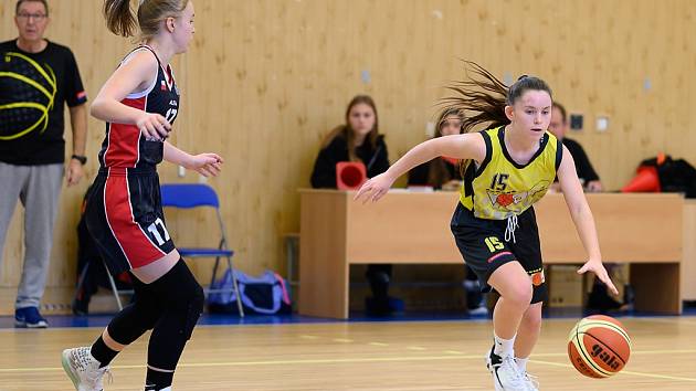 Z basketbalového utkání ligy starších žákyň U15 Sadská - Slaný (88:49)