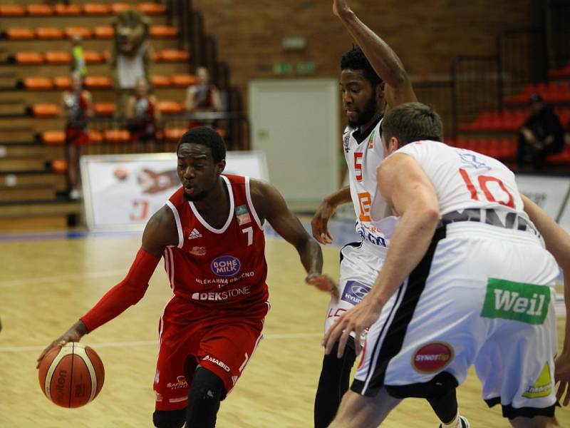 Z basketbalového utkání play off Nymburk - Svitavy (107:70)