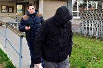 Agresor si v Nymburce na policejním ředitelství vyslechl obvinění z těžkého ublížení na zdraví. před novináři se ukryl v kapuci a utekl.