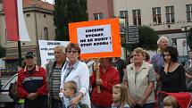 Demonstrace proti zinkovně AZOS na Zálabí.