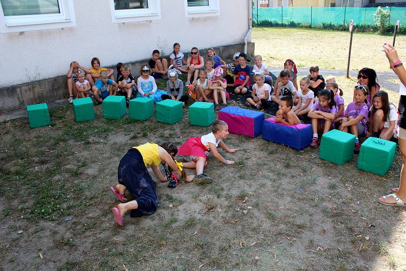 Příměstský tábor na zahradě základní školy v Městci Králové pořádá sdružení Bohoušek ve třech turnusech.