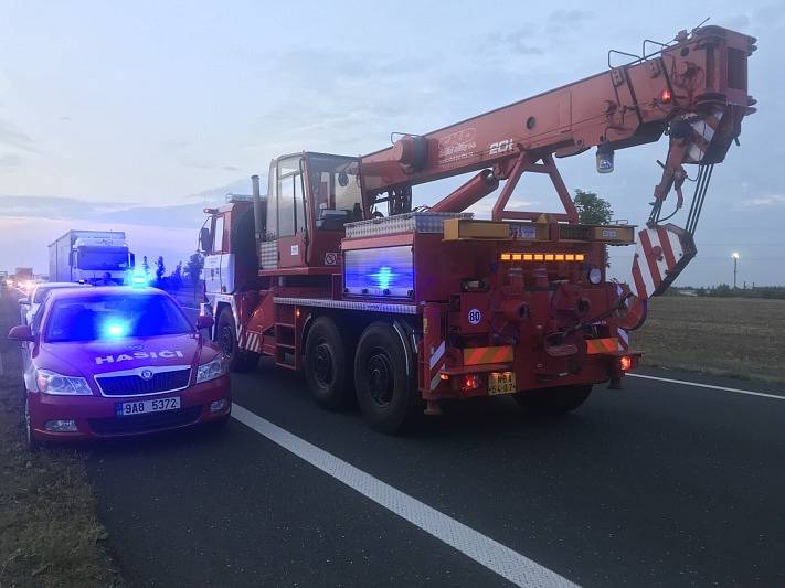 Tragická dopravní nehoda uzavřela obchvat Nymburka.