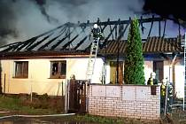 Požár rodinného domu v Nových Jirnech na Praze-východ.