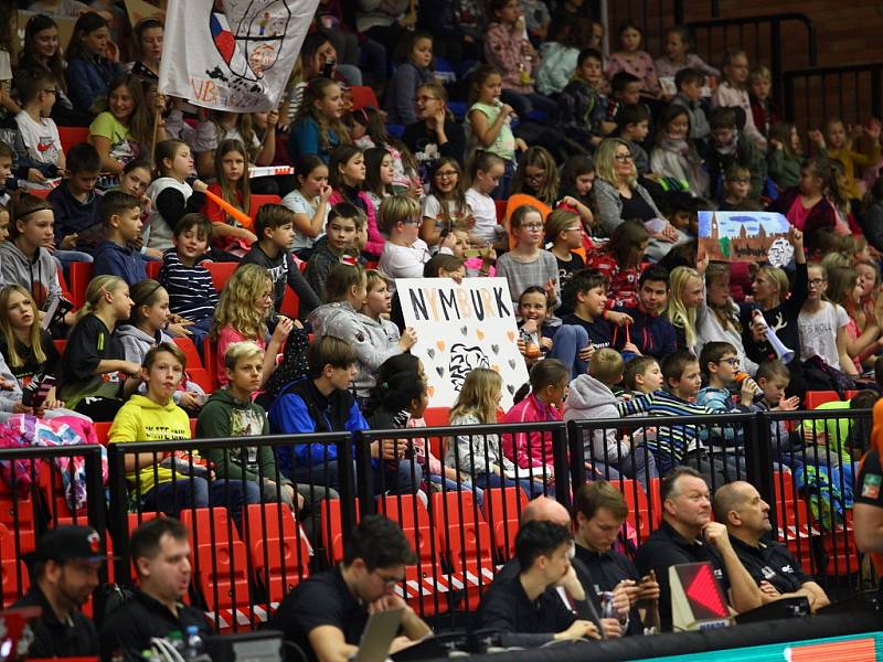 Basketbalisté Nymburka (v bílém) ve 14. kole Kooperativa NBL přehráli Kolín 114:7.