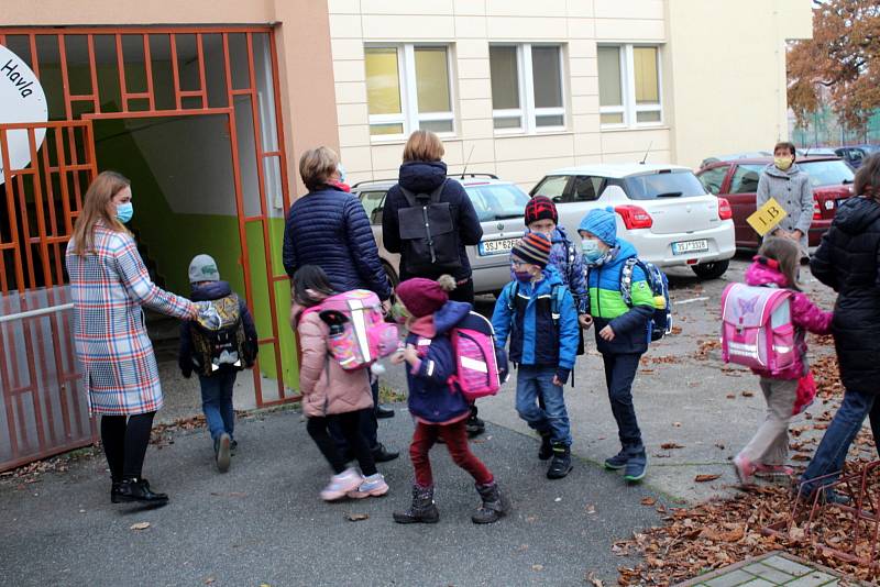 Návrat prvňáků do Základní školy Václava Havla v Poděbradech.