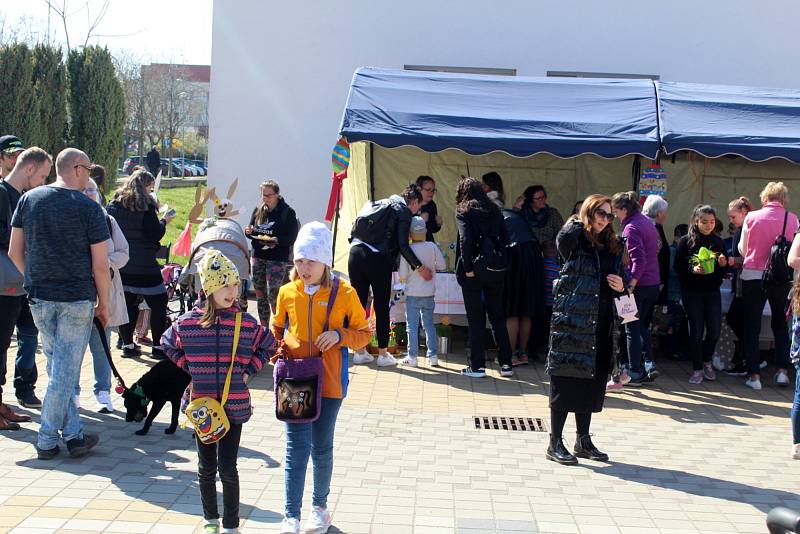 Tradiční Velikonoční jarmark před Základní školou Letců R.A.F. na nymburském sídlišti.