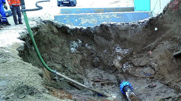 Přibližně dvoumetrová část potrubí, které museli vodohospodáři vyměnit při havárii v Nymburce.